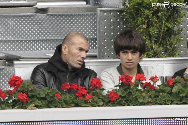 Zinedine Zidane et son fils Enzo assistent à la rencontre opposant Rafael Nadal à l'Ukrainien Dolgopolov, le 12 mai 2010 lors du tournoi de Madrid