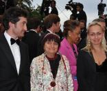 Agnès Varda, son fils Mathieu Demy et sa fille sur le tapis rouge du Festival de Cannes, avant la projection de You Will Meet A Tall Dark Stranger, de Woody Allen, le 15 mai 2010