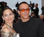 Jean-Claude Van Damme et son épouse Gladys Portugues sur le tapis rouge du Festival de Cannes, avant la projection de You Will Meet A Tall Dark Stranger, de Woody Allen, le 15 mai 2010