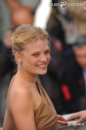 Mélanie Thierry lors du photocall du film La Princesse de Montpensier de Bertrand Tavernier. Le 16 mai 2010 à Cannes.