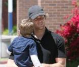 Le Quaterback Tom Brady se promène à Los Angeles avec son fils John Edward Thomas Moynahan en mai 2010 à Los Angeles