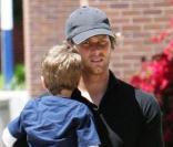 Le Quaterback Tom Brady se promène à Los Angeles avec son fils John Edward Thomas Moynahan en mai 2010 à Los Angeles