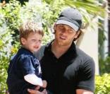 Le Quaterback Tom Brady se promène à Los Angeles avec son fils John Edward Thomas Moynahan en mai 2010 à Los Angeles
