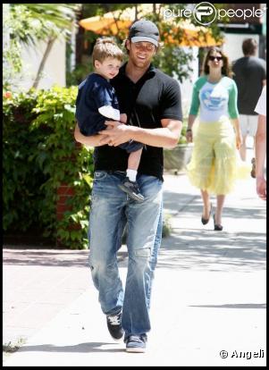 Le Quaterback Tom Brady se promène à Los Angeles avec son fils John Edward Thomas Moynahan en mai 2010 à Los Angeles