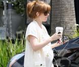 Isla Fisher dans les rues de Beverly Hills. Elle sort du Starbucks Coffee. Mai 2010 