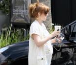 Isla Fisher dans les rues de Beverly Hills. Elle sort du Starbucks Coffee. Mai 2010 