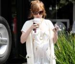 Isla Fisher dans les rues de Beverly Hills. Elle sort du Starbucks Coffee. Mai 2010 