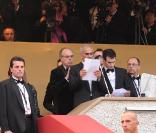 Frédéric Mitterrand lisant la lettre de Jafar Panahi samedi 15 mai en haut des marches du Palais des festivals.
   