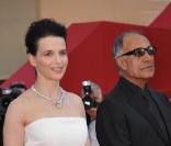 Juliette Binoche et Abbas Kiarostami lors du dernier tapis rouge du 63e festival de Cannes le 23 mai 2010