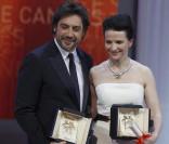 Javier Bardem, Juliette Binoche et leurs prix, à l'issue du 63e festival de Cannes. 23/05/2010 