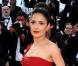Salma Hayek à Cannes dans une fabuleuse robe rouge signée Gucci 