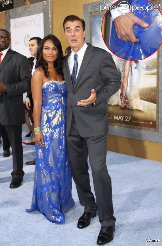 Chris Noth a les mains baladeuses avec sa bien-aimée Tara Wilson lors de l'avant-première à New York de Sex and The City 2 le 24 mai 2010