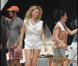 Kate Moss tourne une publicité à Saint-Barthélémy. Son homme Jamie Hince la regarde travailler, dans une ambiance chaleureuse. Mai 2010 