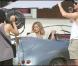 Kate Moss tourne une publicité à Saint-Barthélémy. Elle est au volant d'une Porsche vintage. Mai 2010 