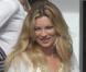 Kate Moss tourne une publicité à Saint-Barthélémy. Son homme Jamie Hince la regarde travailler, dans une ambiance chaleureuse. Mai 2010 