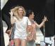 Kate Moss tourne une publicité à Saint-Barthélémy. Son homme Jamie Hince la regarde travailler, dans une ambiance chaleureuse. Mai 2010 