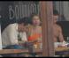 Kate Moss tourne une publicité à Saint-Barthélémy. Son homme Jamie Hince la regarde travailler, dans une ambiance chaleureuse. Mai 2010 