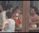 Kate Moss tourne une publicité à Saint-Barthélémy. Son homme Jamie Hince la regarde travailler, dans une ambiance chaleureuse. Mai 2010 