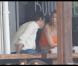 Kate Moss tourne une publicité à Saint-Barthélémy. Son homme Jamie Hince la regarde travailler, dans une ambiance chaleureuse. Mai 2010 