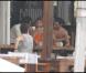 Kate Moss tourne une publicité à Saint-Barthélémy. Son homme Jamie Hince la regarde travailler, dans une ambiance chaleureuse. Mai 2010 