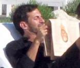 Marc Jacobs et Lorenzo Martone se reposent, sur les transats de l'Hôtel du Cap Eden Roc, au Cap d'Antibes. Mai 2010