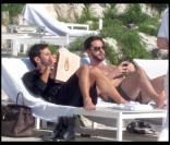 Marc Jacobs et Lorenzo Martone se reposent, sur les transats de l'Hôtel du Cap Eden Roc, au Cap d'Antibes. Mai 2010