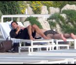 Marc Jacobs et Lorenzo Martone se reposent, sur les transats de l'Hôtel du Cap Eden Roc, au Cap d'Antibes. Mai 2010