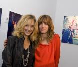 Lou Doillon et Hélène de Fougerolles lors du vernissage de son exposition à la galerie W le 30 mai 2010