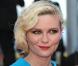 Kirsten Dunst a choisi de porter un rouge orangé qui met en valeur son tein de porcelaine