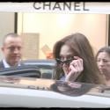 PHOTOS : Carla Sarkozy fait son shopping chez Chanel en prévision de la visite présidentielle en Angleterre