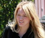 Hilary Duff expose sa bague de fiançailles à un million de dollars, aux côtés de son fiancé Mike Comrie, dans les rues de Los Angeles, samedi 29 mai.