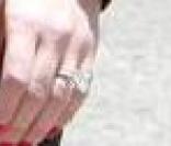 Hilary Duff expose sa bague de fiançailles à un million de dollars, aux côtés de son fiancé Mike Comrie, dans les rues de Los Angeles, samedi 29 mai.