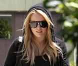 Hilary Duff expose sa bague de fiançailles à un million de dollars, aux côtés de son fiancé Mike Comrie, dans les rues de Los Angeles, samedi 29 mai.