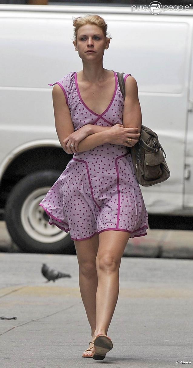 La ravissante Claire Danes se promène bien seule, à New York, le 8 juin 2010.