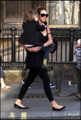 Elle Macpherson et son fils Aurelius à Londres