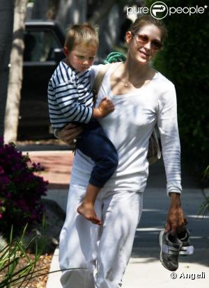Kelly Rutherford et son fils Hermes profitent du doux soleil de Los Angeles. Le 12 juin 2010