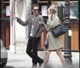 Kate Hudson et son amoureux le chanteur de Muse à Paris le dimanche 13 juin 2010.