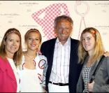 Nelson Monfort avec sa femme et ses filles à la soirée Lancel organisée pour le lancement du BB Bag, le 14 juin 2010