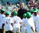 Le prince William visitait mercredi 16 juin le programme Coaching for Conservation au Botswana, où il a pu s'exercer à la Vuvuzela...