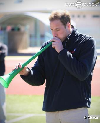 Le prince William visitait mercredi 16 juin le programme Coaching for Conservation au Botswana, où il a pu s'exercer à la Vuvuzela...