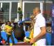 Zinédine Zidane s'essaie à la vuvuzela