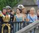 Le 19 juin 2010, la princesse héritière Victoria de Suède a épousé le roturier Daniel Westling en la cathédrale Storkyrkan, devant 1100 convives de marque. Puis ils rejoint le palais en barge pour une fête dans les jardins et le banquet nuptial.