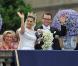 Le 19 juin 2010, la princesse héritière Victoria de Suède a épousé le roturier Daniel Westling en la cathédrale Storkyrkan, devant 1100 convives de marque. Puis ils rejoint le palais en barge pour une fête dans les jardins et le banquet nuptial.