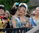 Le 19 juin 2010, la princesse héritière Victoria de Suède a épousé le roturier Daniel Westling en la cathédrale Storkyrkan, devant 1100 convives de marque. Puis ils rejoint le palais en barge pour une fête dans les jardins et le banquet nuptial.