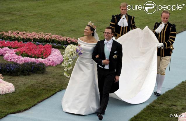 Le 19 juin 2010, la princesse héritière Victoria de Suède a épousé le roturier Daniel Westling en la cathédrale Storkyrkan, devant 1100 convives de marque. Puis ils rejoint le palais en barge pour une fête dans les jardins et le banquet nuptial.