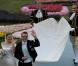 Le 19 juin 2010, la princesse héritière Victoria de Suède a épousé le roturier Daniel Westling en la cathédrale Storkyrkan, devant 1100 convives de marque. Puis ils rejoint le palais en barge pour une fête dans les jardins et le banquet nuptial.