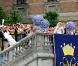 Le 19 juin 2010, la princesse héritière Victoria de Suède a épousé le roturier Daniel Westling en la cathédrale Storkyrkan, devant 1100 convives de marque. Puis ils rejoint le palais en barge pour une fête dans les jardins et le banquet nuptial.