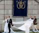 Le 19 juin 2010, la princesse héritière Victoria de Suède a épousé le roturier Daniel Westling en la cathédrale Storkyrkan, devant 1100 convives de marque. Puis ils rejoint le palais en barge pour une fête dans les jardins et le banquet nuptial.