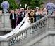 Le 19 juin 2010, la princesse héritière Victoria de Suède a épousé le roturier Daniel Westling en la cathédrale Storkyrkan, devant 1100 convives de marque. Puis ils rejoint le palais en barge pour une fête dans les jardins et le banquet nuptial.