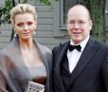 Charlene Wittstock et Albert Grimaldi lors du dîner de mariage de la princesse Victoria de Suède le 18 juin 2010 